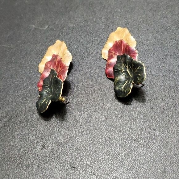 Gold tone leaf earrings - Picture 4 of 6